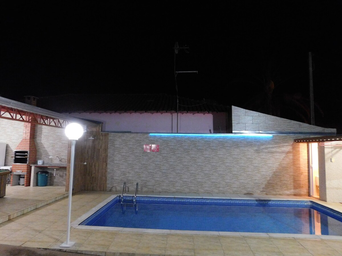 Casa 4 Estações em Brotas com 3 Quartos, Piscina.