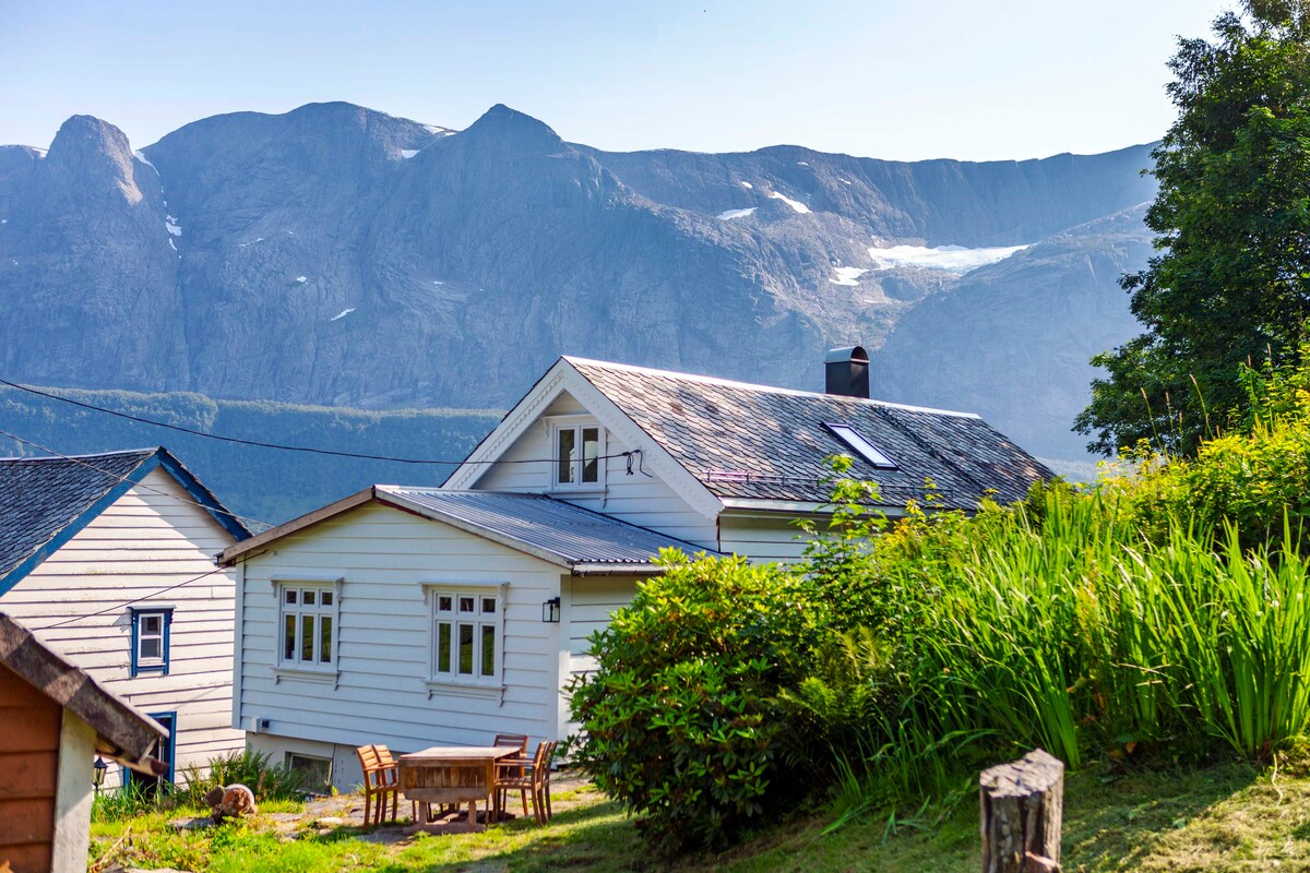 Helle Gard - Farmhouse near the fjord