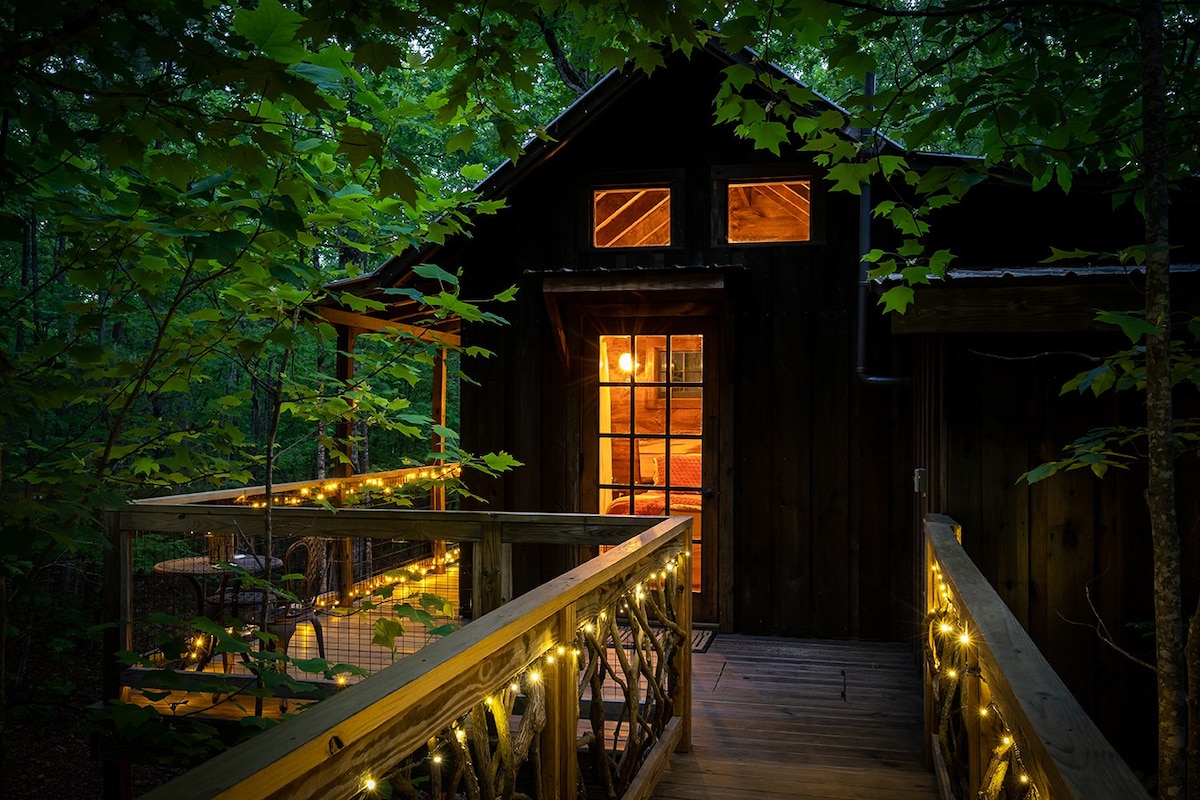 THE BELLA LUNA Romantic Mountain Treehouse