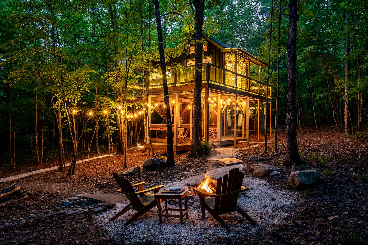 THE BELLA LUNA Romantic Mountain Treehouse