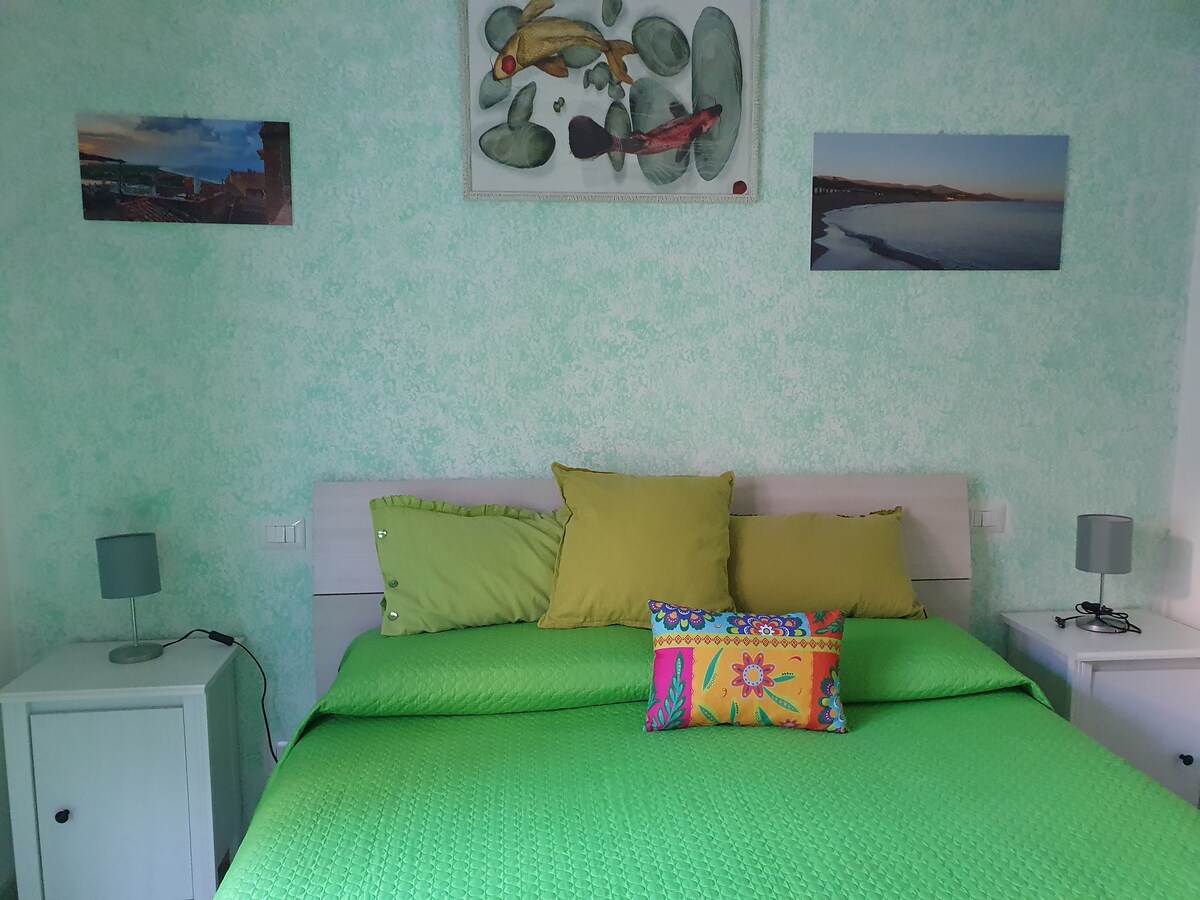 温馨的绿色房间，距离海边100米