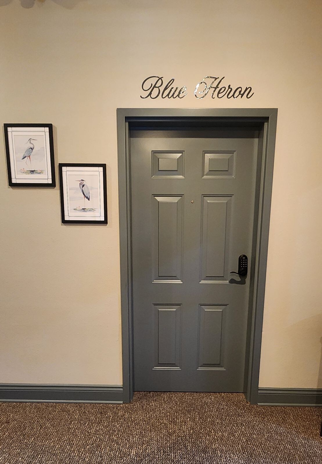 The Blue Heron: Spacious Room in Quaint Hotel