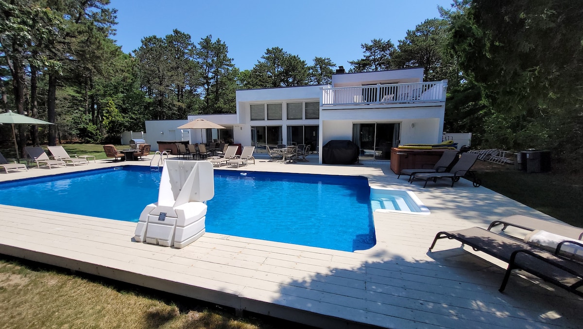 Luxury Quogue  Home..Pool-Tennis-BBall-Hot tub