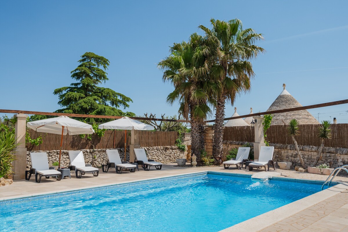 TRULLO GRANDE CON PISCINA IN B&B TRULLI D'AUTORE