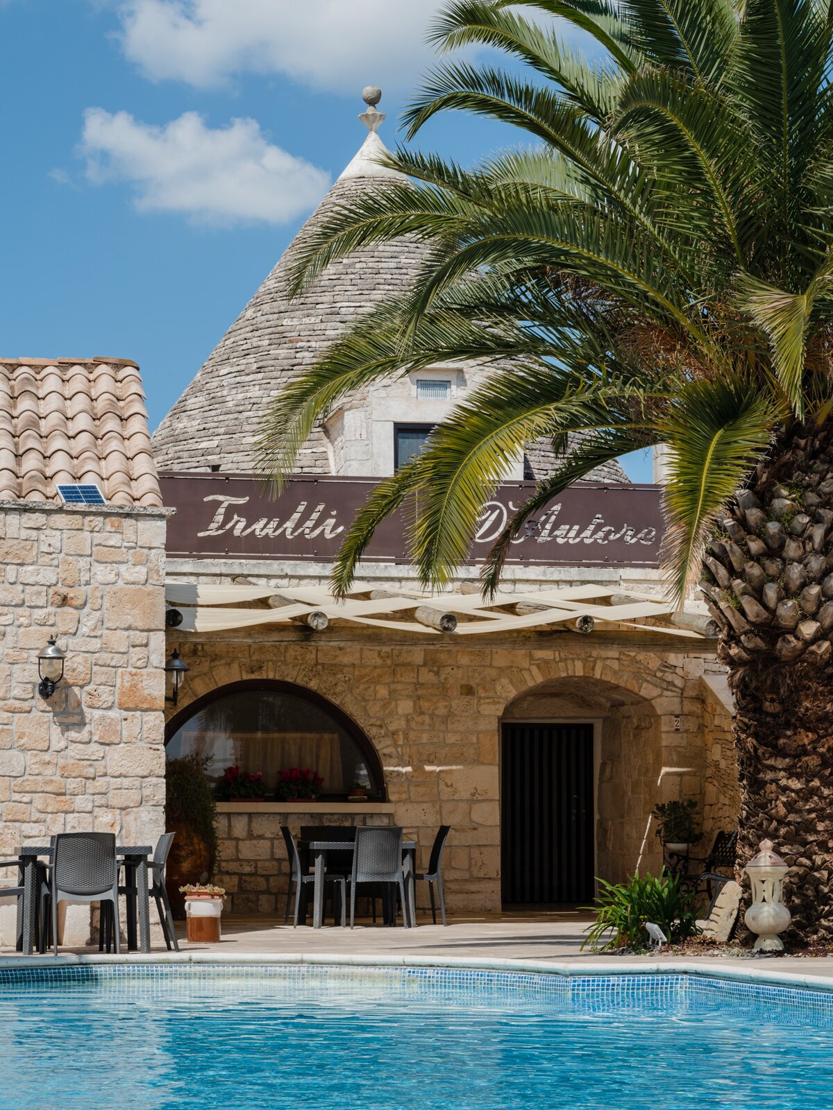 TRULLO GRANDE CON PISCINA IN B&B TRULLI D'AUTORE