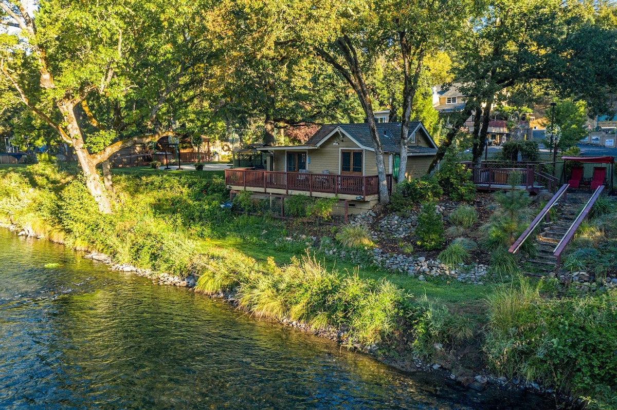 Rogue River Lodge, Riverside Cabin