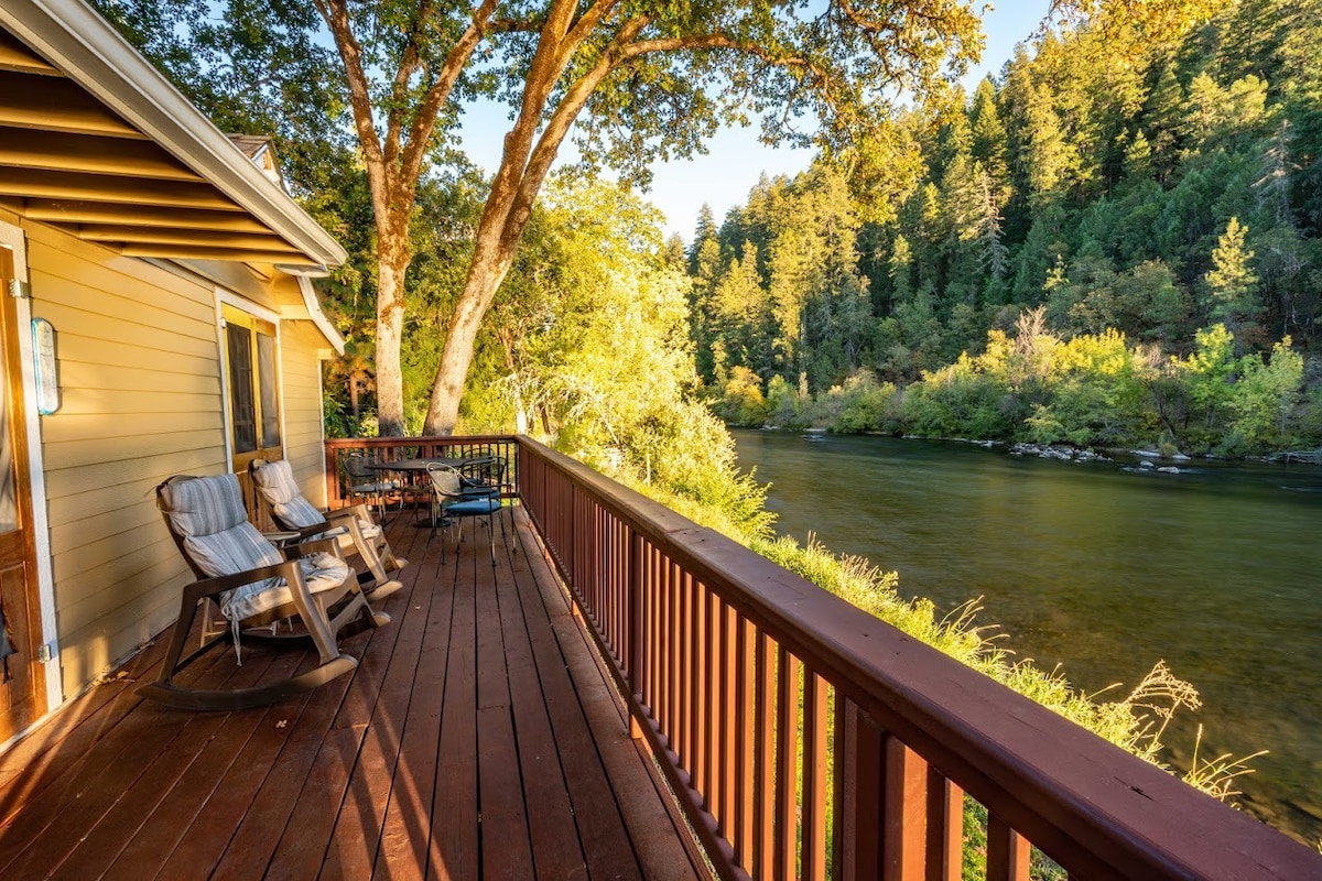 Rogue River Lodge, Riverside Cabin