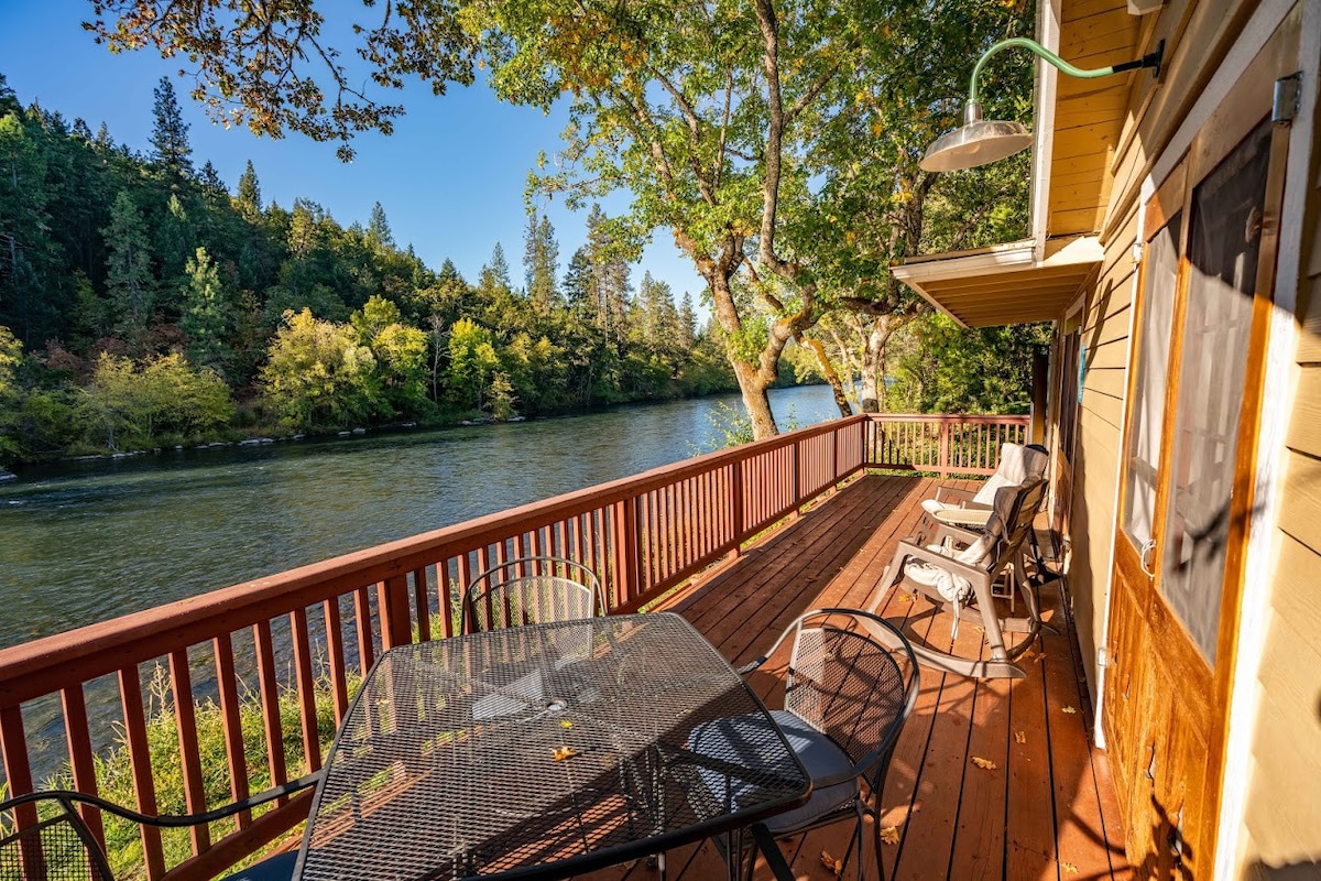 Rogue River Lodge, Riverside Cabin