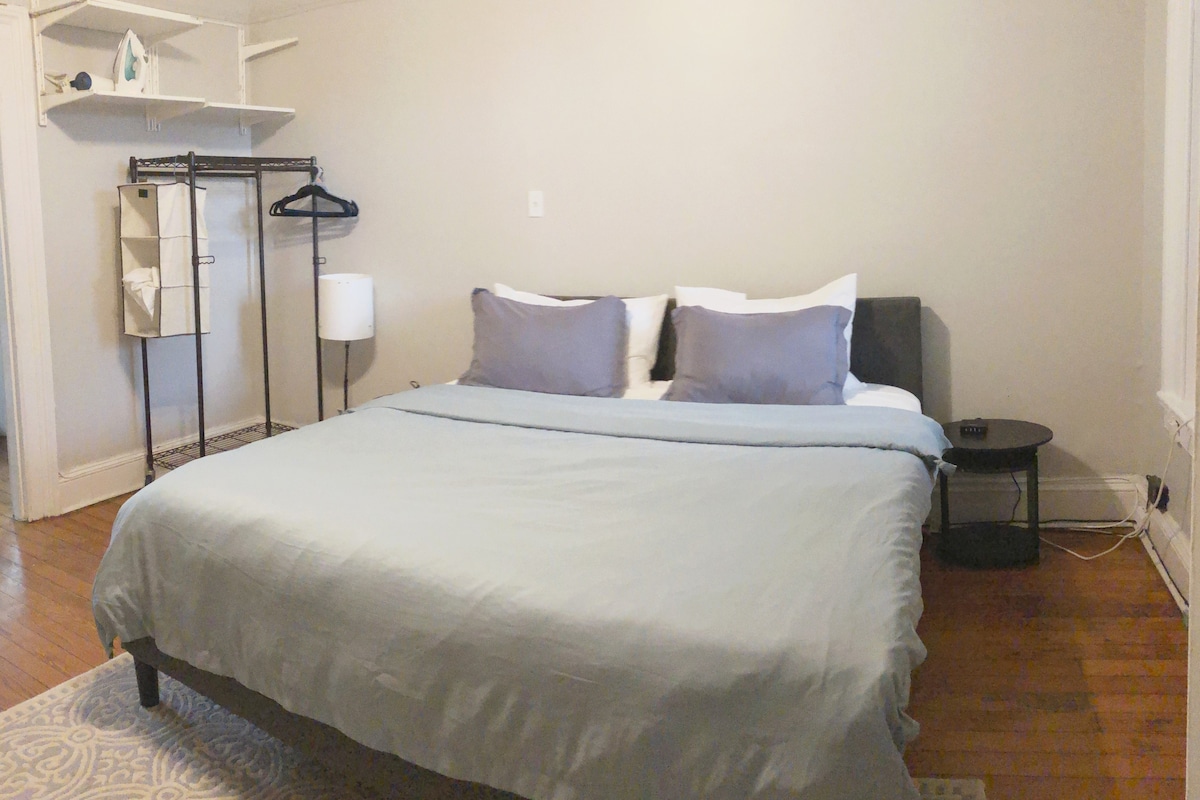 位于里士满市中心的舒适公寓，配备加大双人床