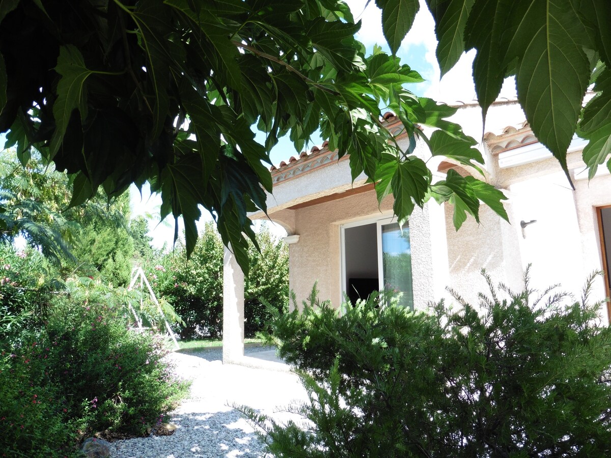 Agréable villa proche canal du midi avec piscine