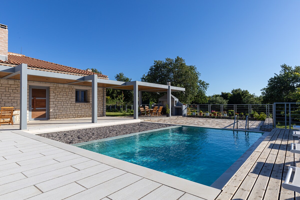 Villa Nikos ★ private pool - country views - BBQ