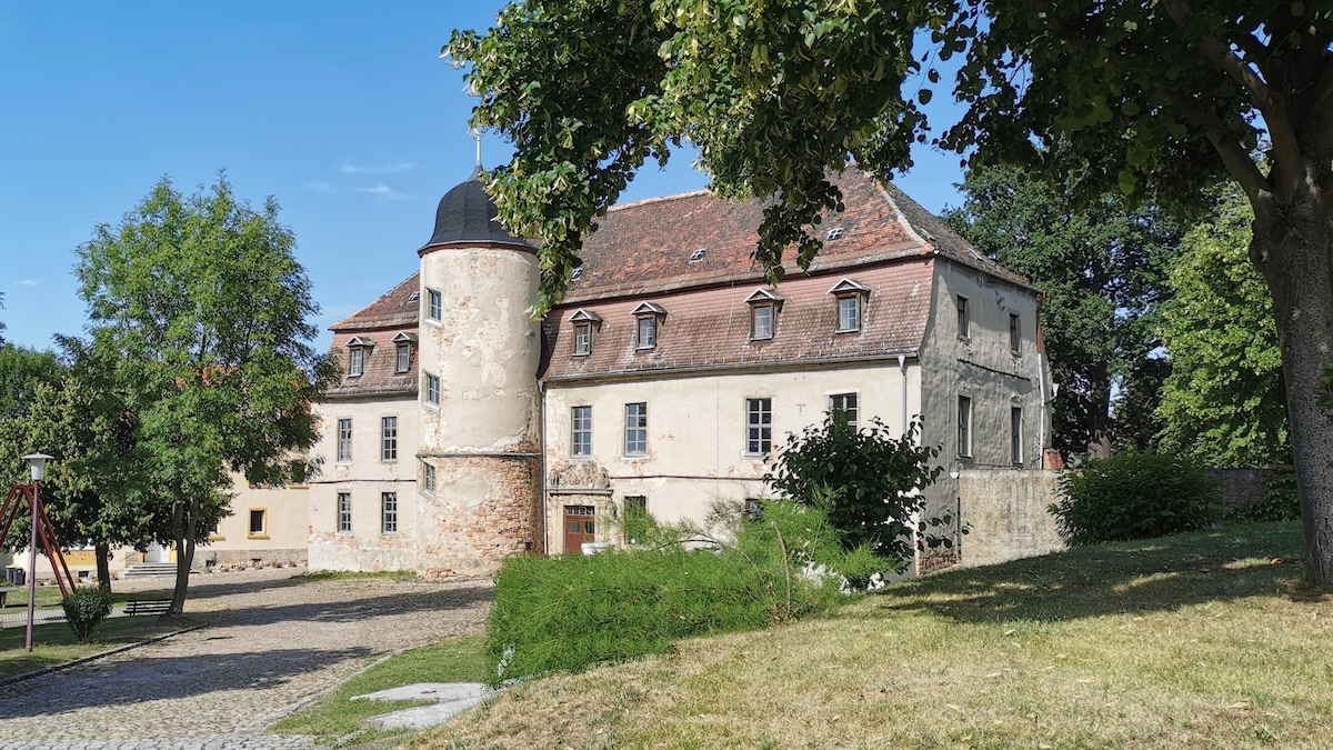 Apartment in romantic castle with pool (11)