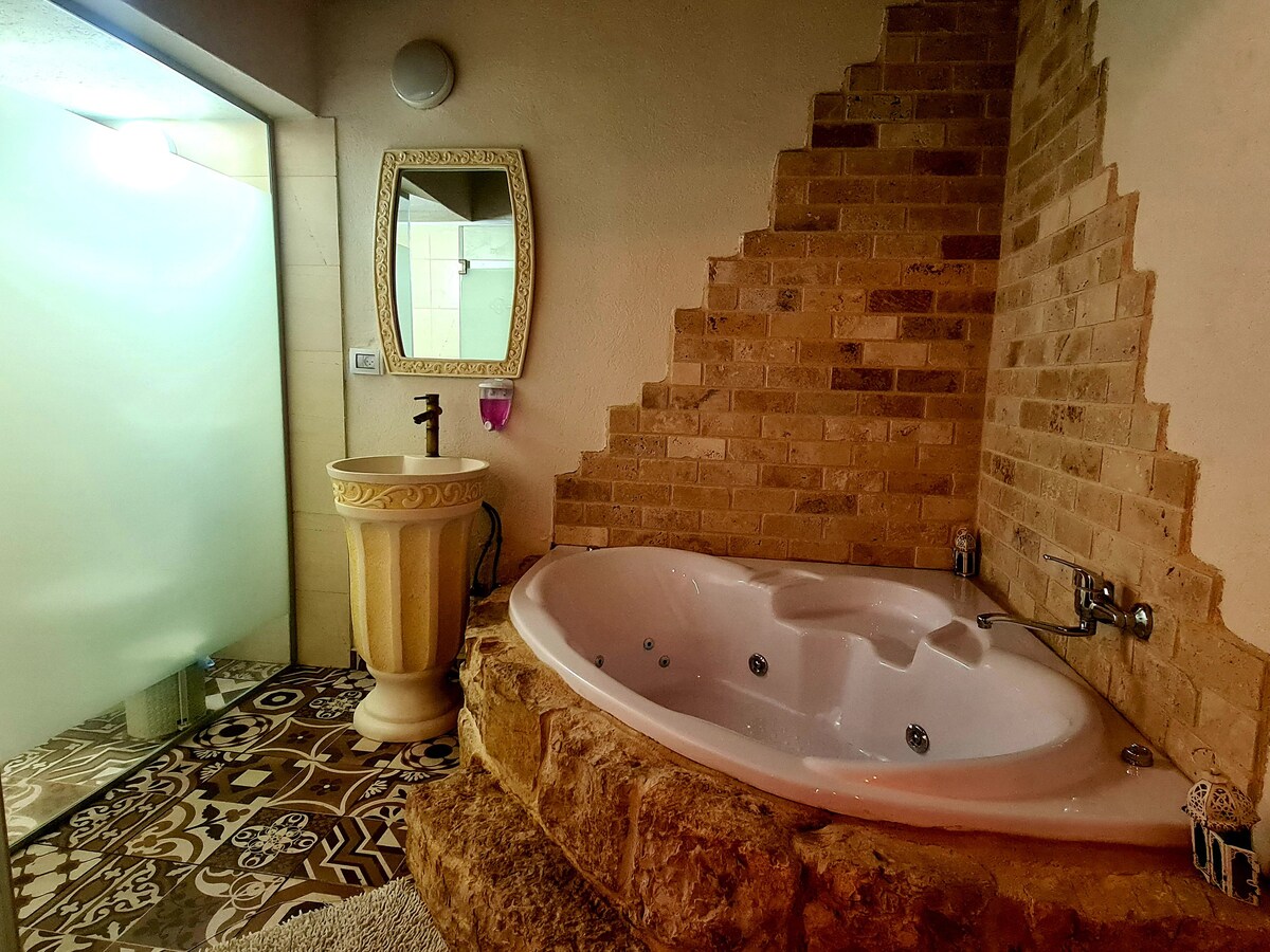 老派- 1号套房，配有按摩浴缸，位于戈兰高地（ Golan Heights ）