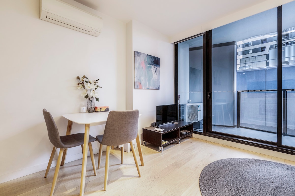 Central Melbourne CBD Lighthouse Apartment