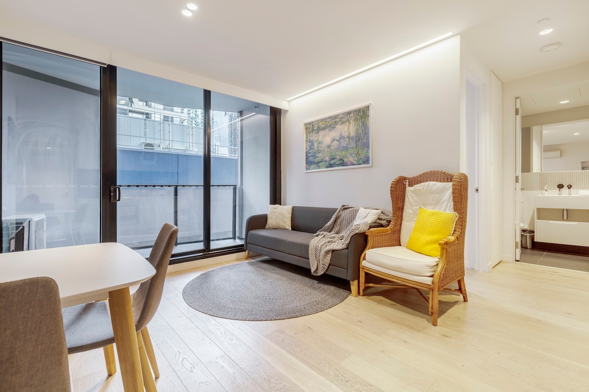 Central Melbourne CBD Lighthouse Apartment