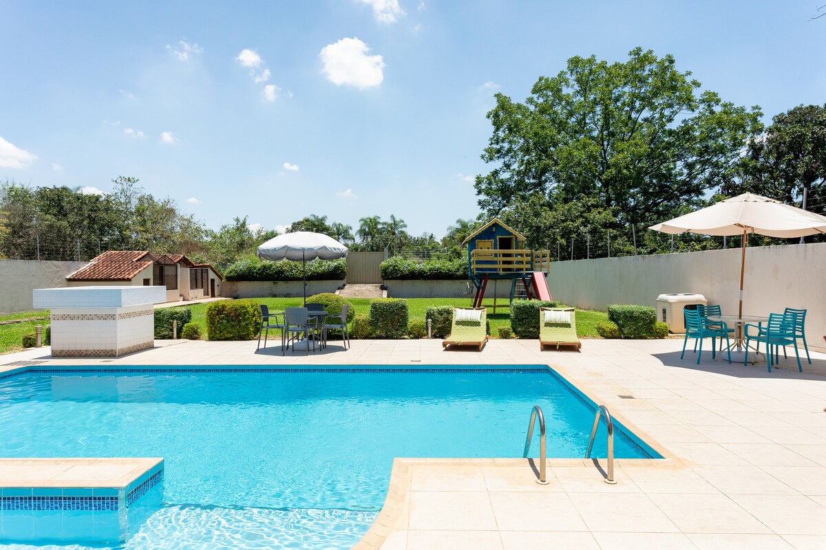 圣保罗坎皮纳斯附近的乡村别墅，带游泳池的阳台