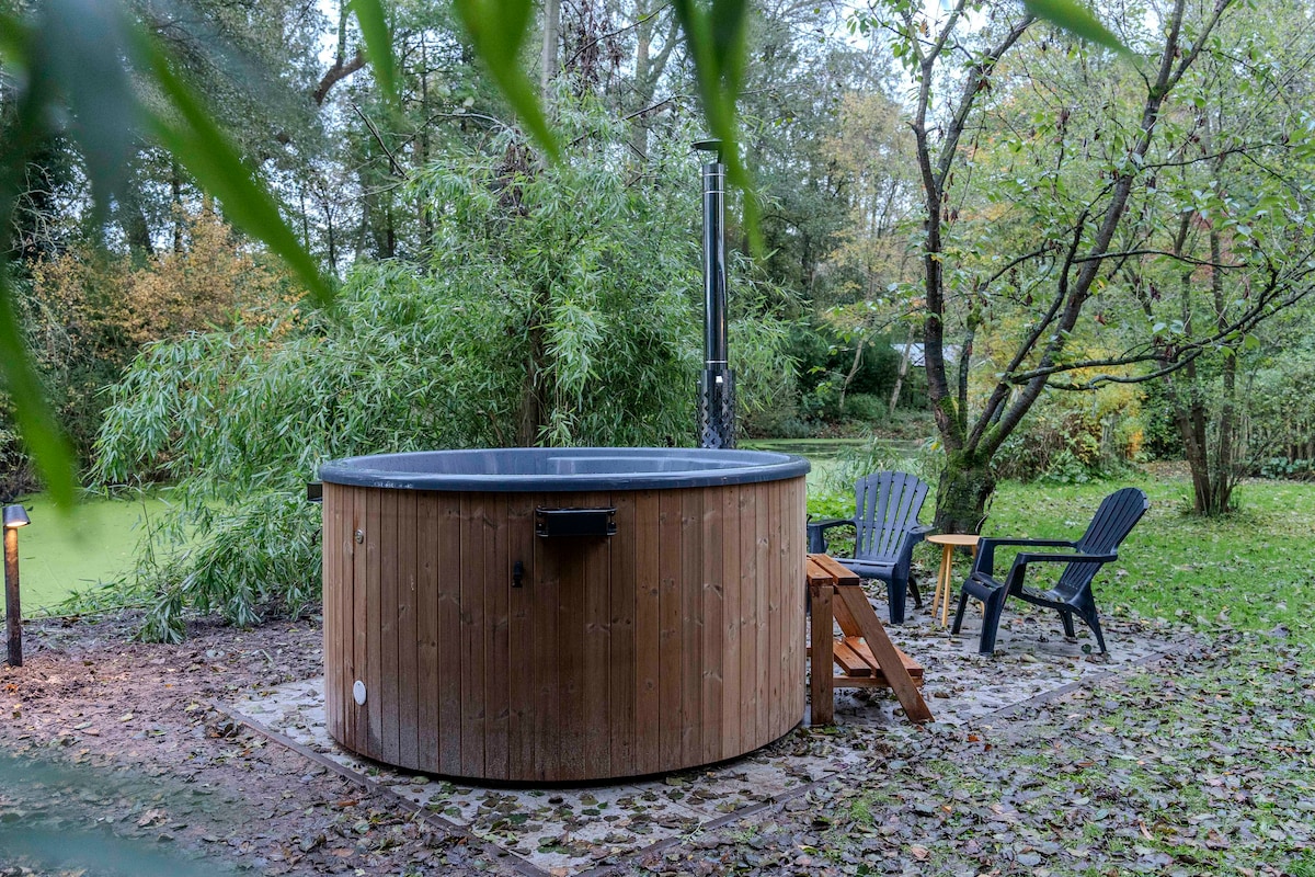 大自然中明亮宽敞的乡村小屋，配备热水浴缸