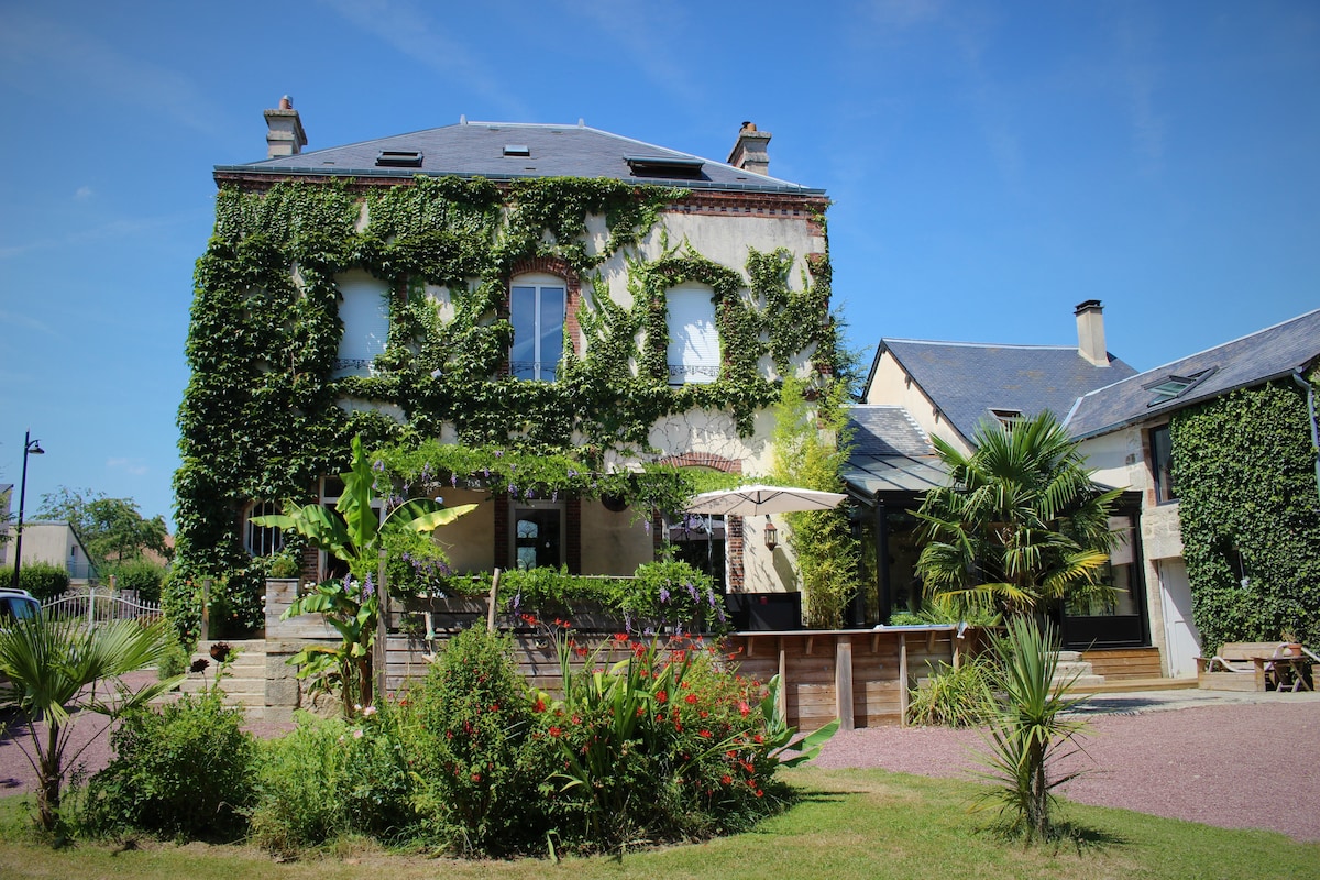 Grande maison de maître avec piscine,parc, rivière