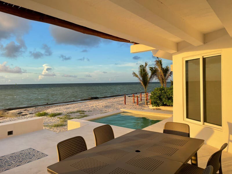 海滩上的房子，两间客房，配备热水泳池，配备空调。