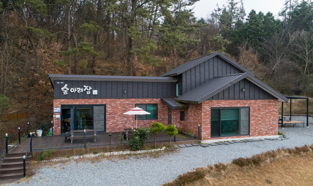 「团体住宿」Naju Jungheung Gold Spa ， Hwasun CC附近的私人膳宿公寓「森林下的主屋」