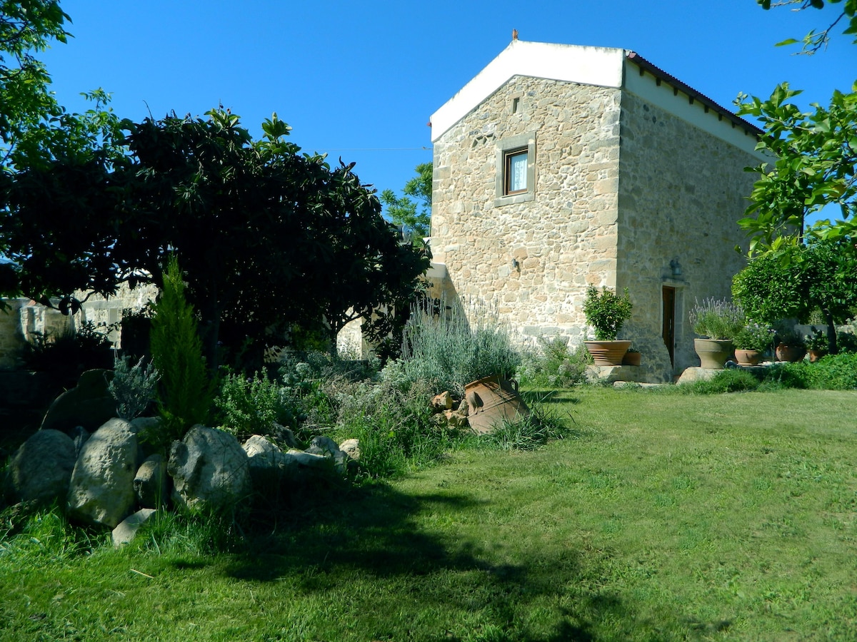 Villa Venetico石头度假屋带花园