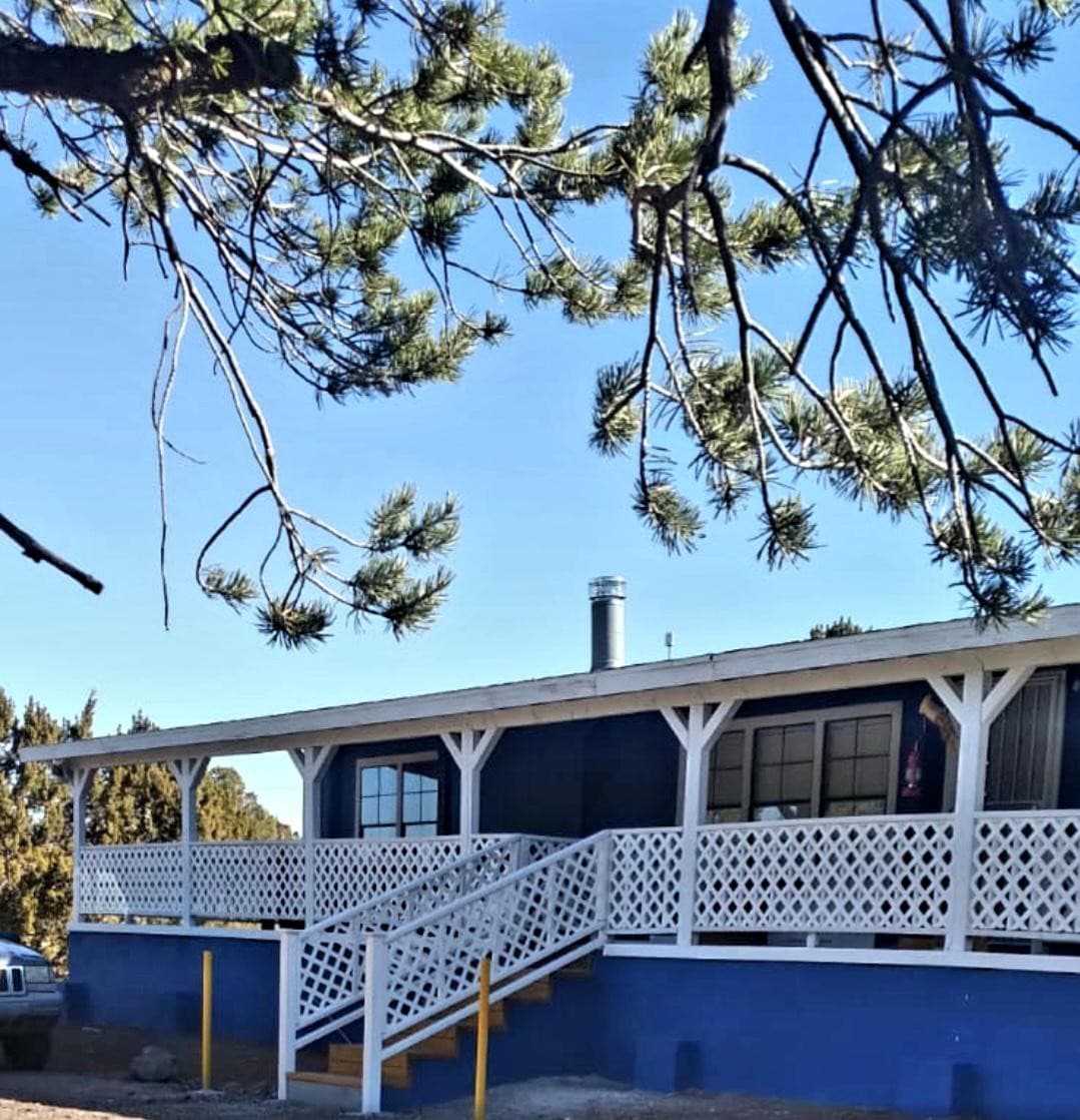 COZY BEAR FARMHOUSE CABIN IN WILLIAMS AZ.