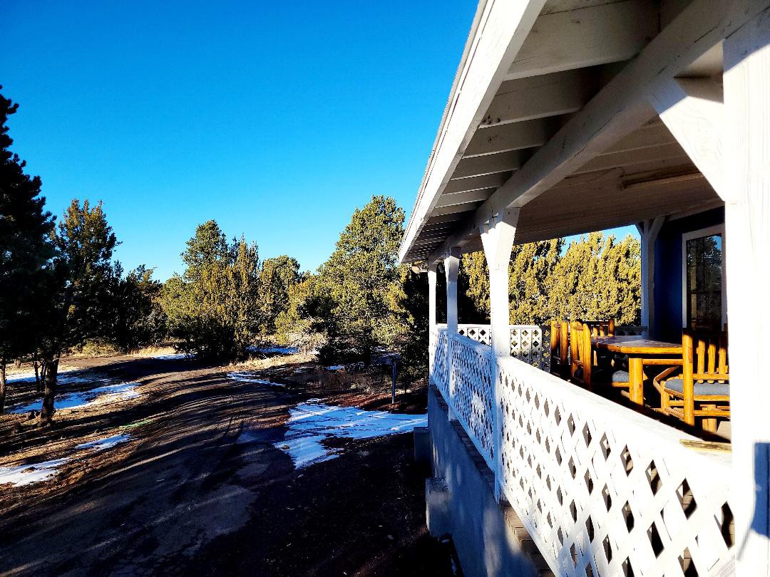 COZY BEAR FARMHOUSE CABIN IN WILLIAMS AZ.