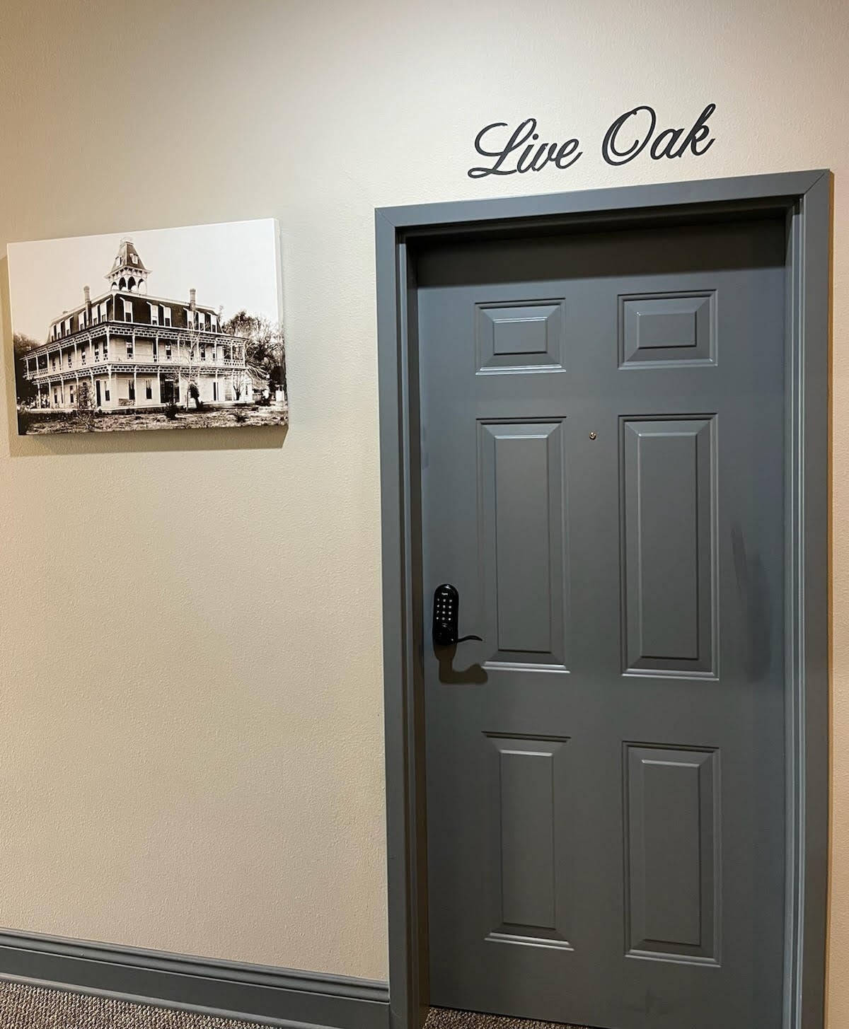 The Live Oak: Suite with windows facing balcony