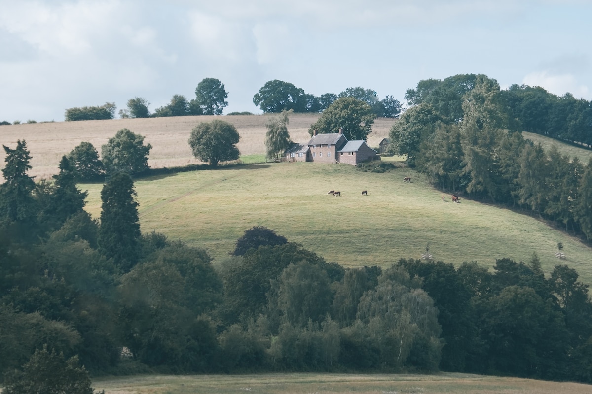 Rural Idyll with Staggering Views (Sleeps 4-8)