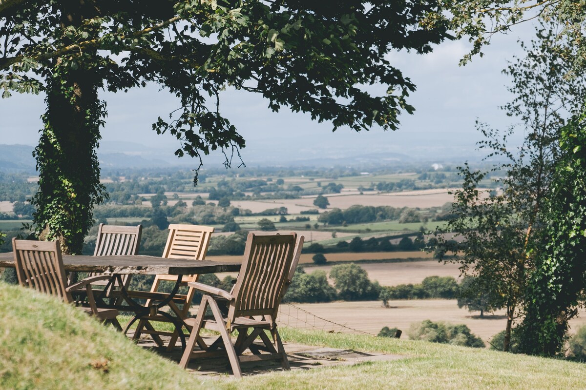 Rural Idyll with Staggering Views (Sleeps 4-8)