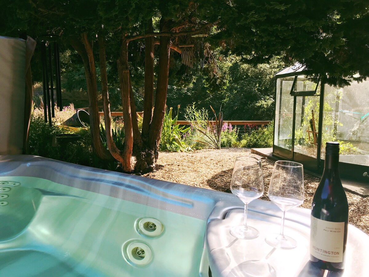 带热水浴缸的设计师度假屋，巨大的后院绿洲
