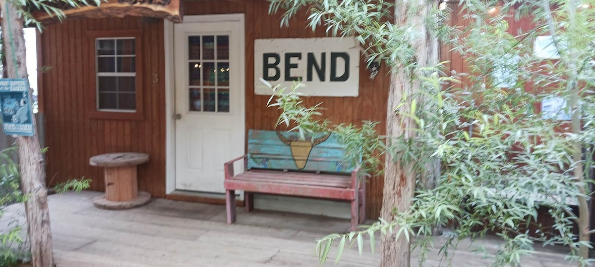 Deluxe Cabin at the Bend General Store
