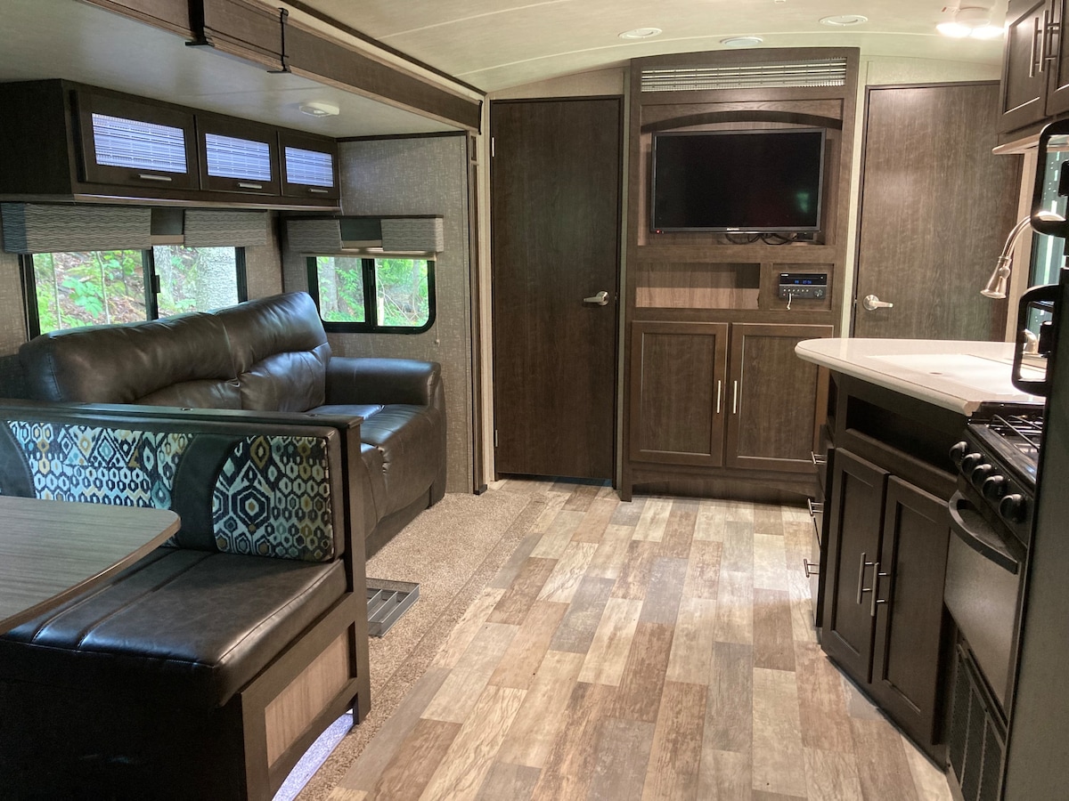 Twin Ponds Deluxe RV Camper