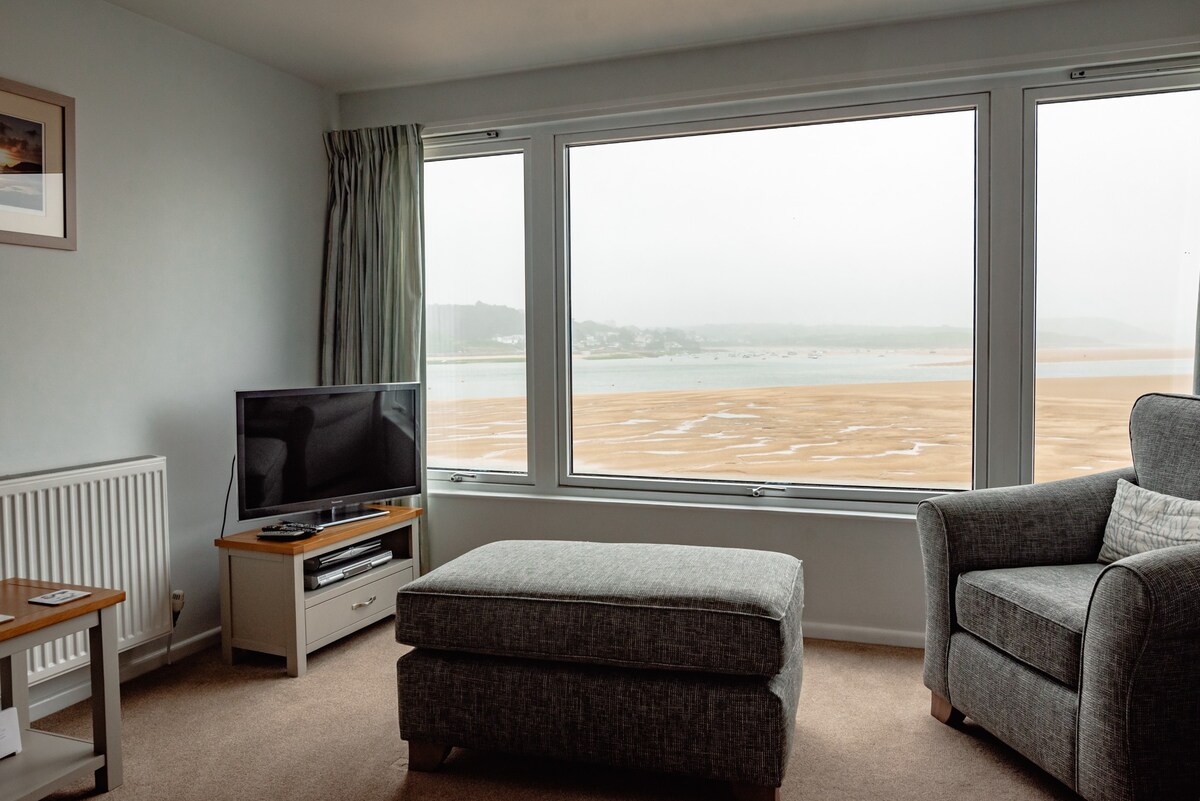 Padstow flat right on the Estuary with parking