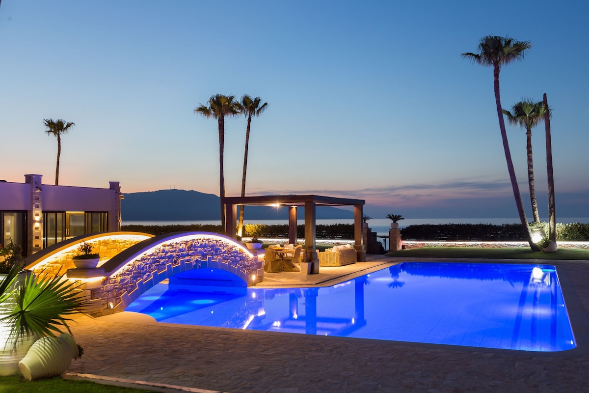 Beachfront Villa with 250m2 pool near amenities
