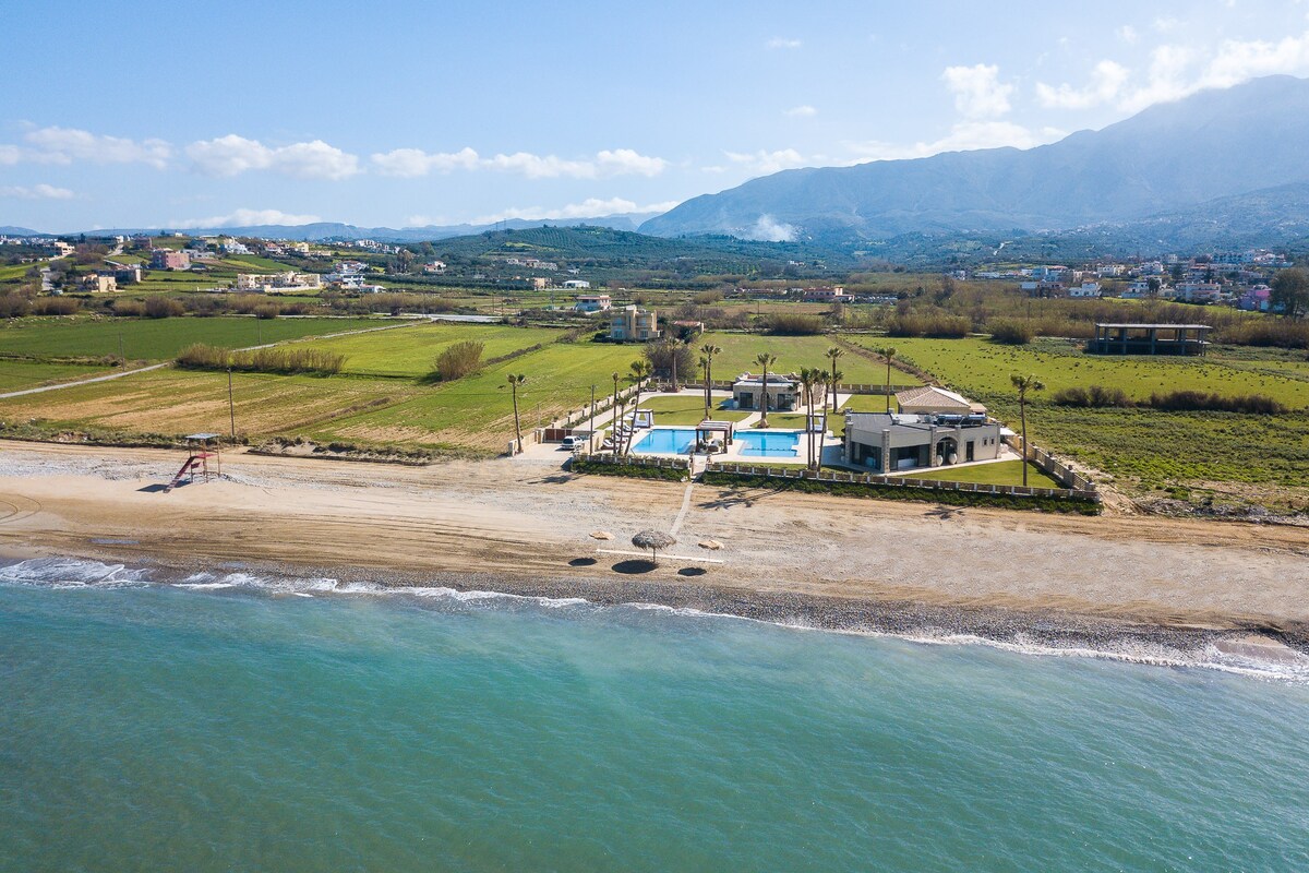 Beachfront Villa with 250m2 pool near amenities