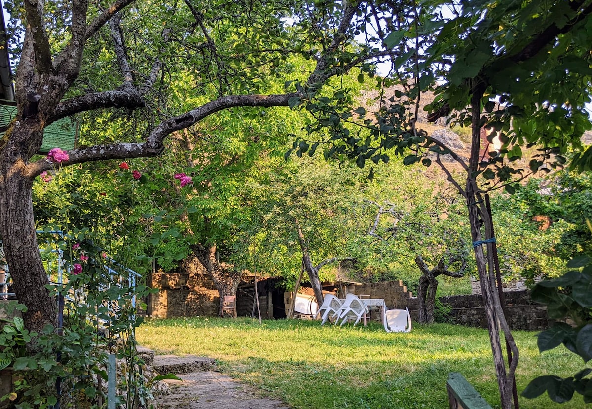 Casa de montaña con jardín en León