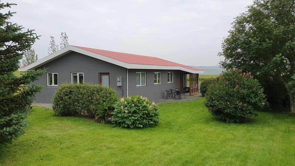 Skeiðháholt舒适的乡村别墅，配备热水浴池
