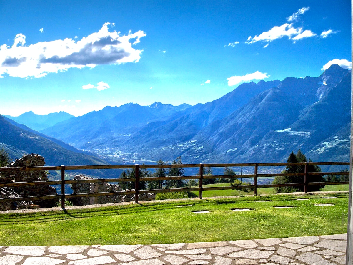 Baita con vista mozzafiato e giardino recintato