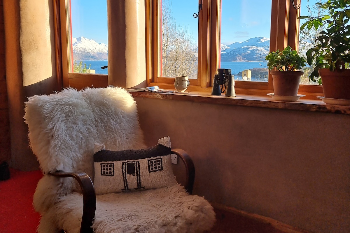 THE STRAWBALE BOTHY SKYE: unique, cosy with views.