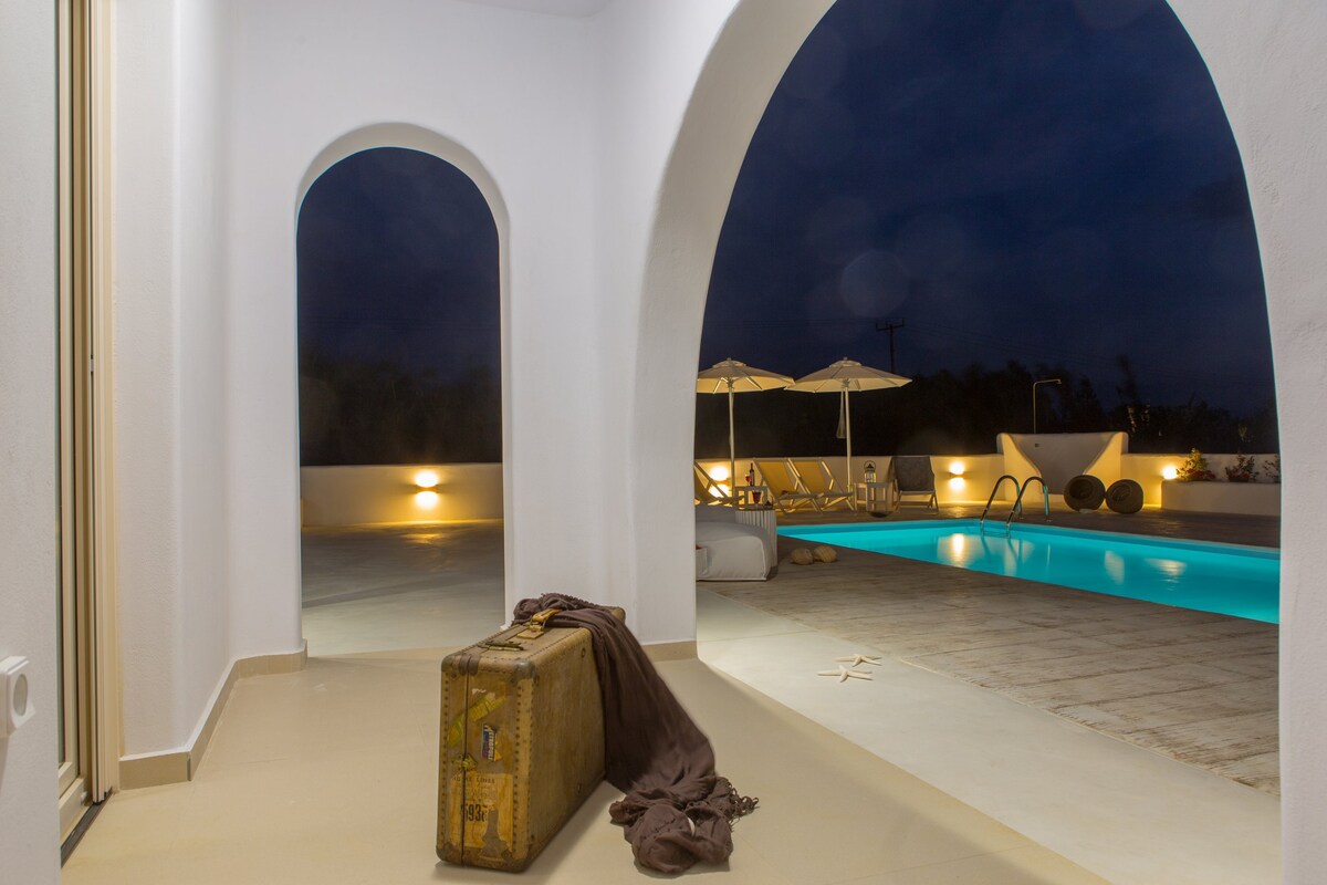 2 Level Villa with Private Pool | Naxian Lounge