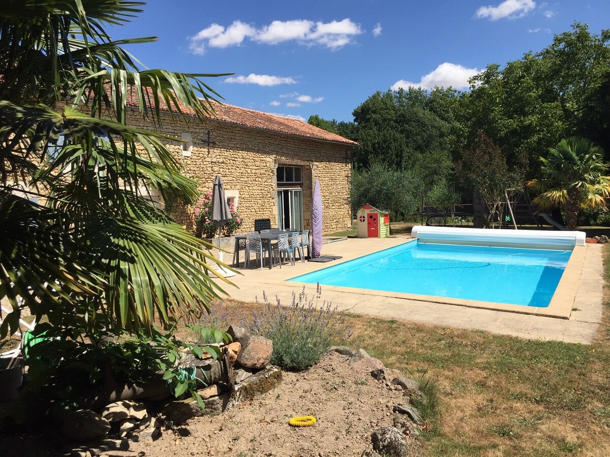 Longère au calme avec piscine à  20 mn Futuroscope