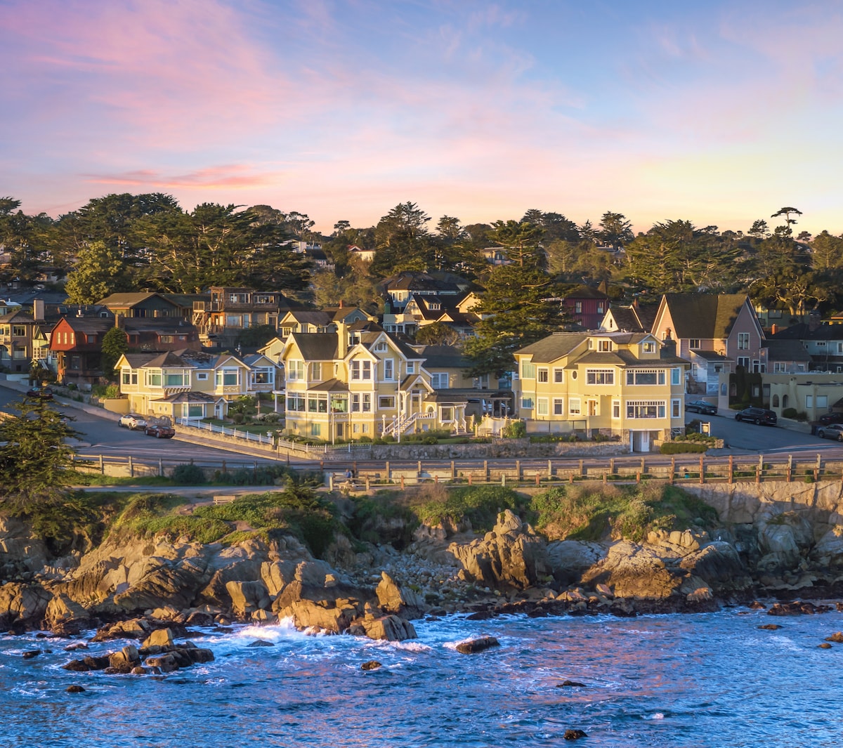 Lovers Point Room - Seven Gables Inn