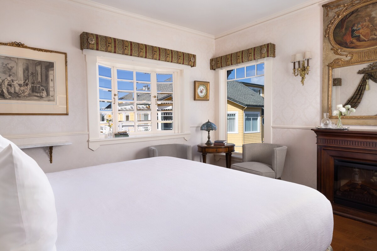 Lovers Point Room - Seven Gables Inn