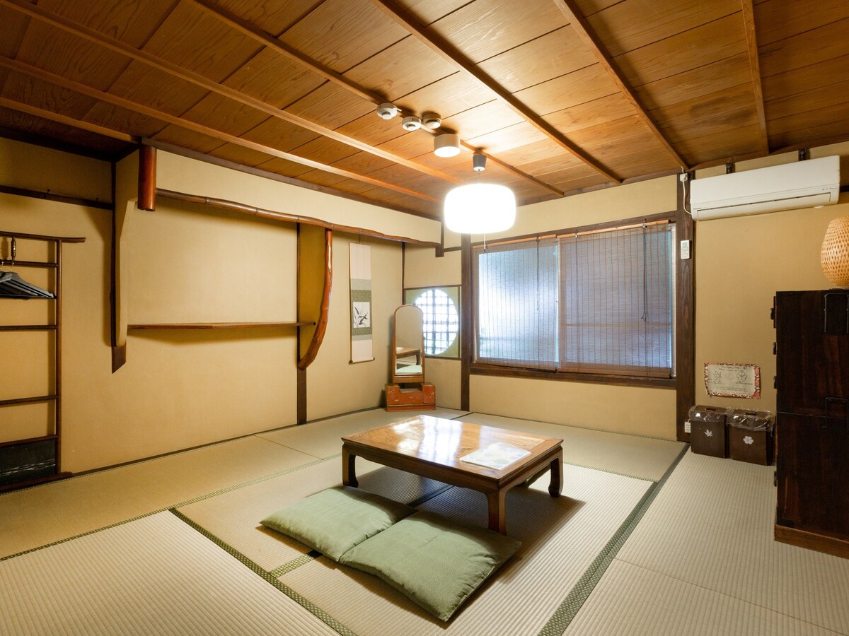 和楽庵【Twin】100 Year old Machiya Guest House (3 pax)