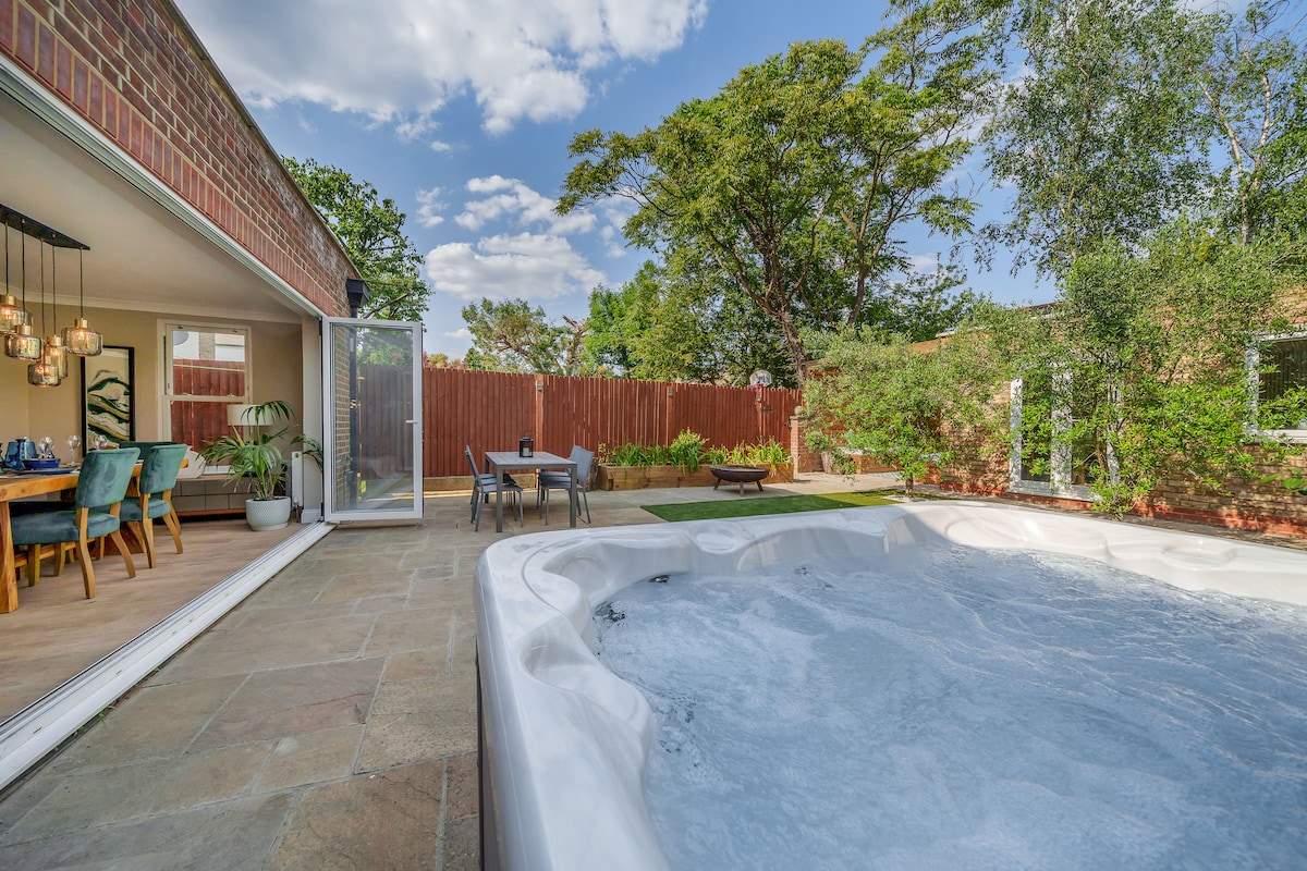 Stunning 3B2Ba Huge entertaining space and hottub!