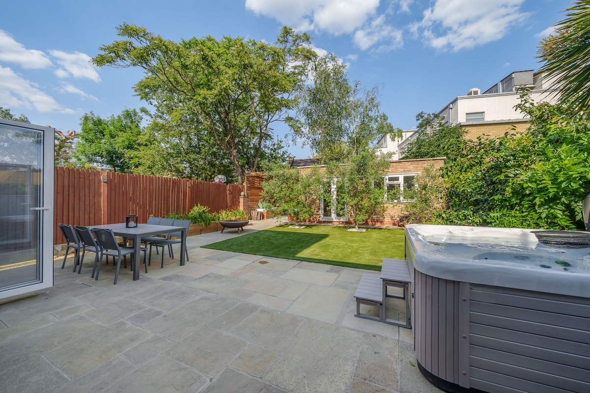 Stunning 3B2Ba Huge entertaining space and hottub!