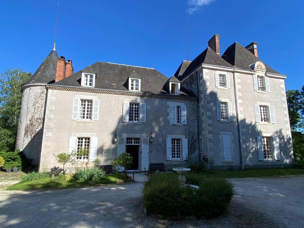 Château Domaine du Fan的宽敞明亮房间