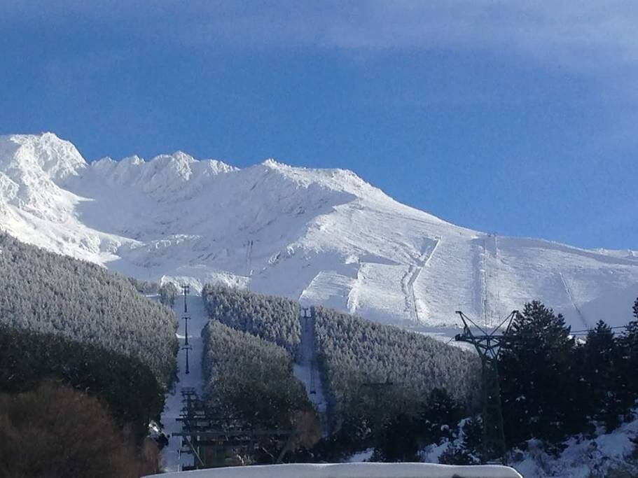 「带桑拿房和加热泳池的雪地度假胜地」。