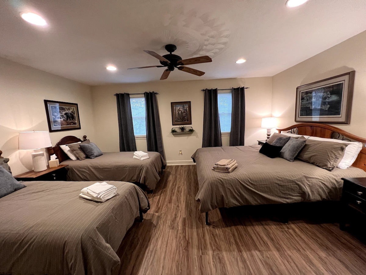 Raystown Retreat - Spacious Luxury Family Cabin